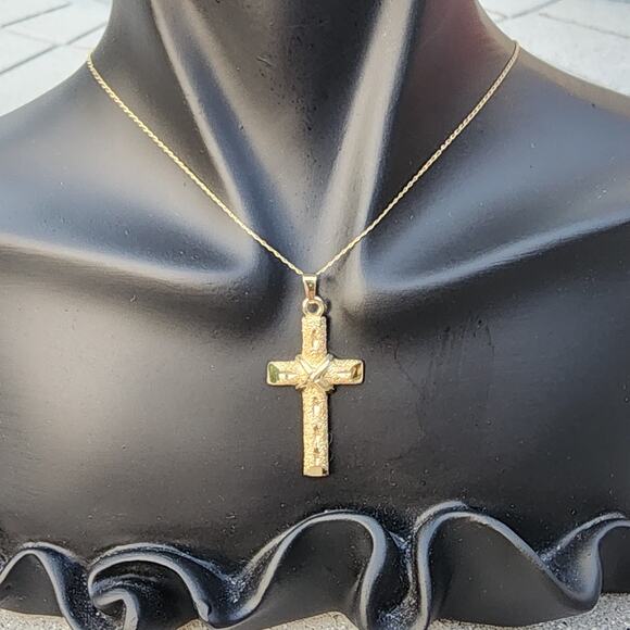 14K Yellow Gold Diamond Cut Cross Pendant Link Necklace - Picture 1 of 13